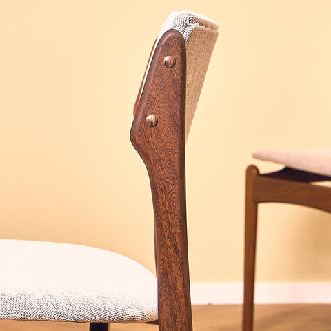 Erik Buch Model 49 Walnut Dining Chair for O.D. Møbler, close-up of the pointed rear leg in walnut