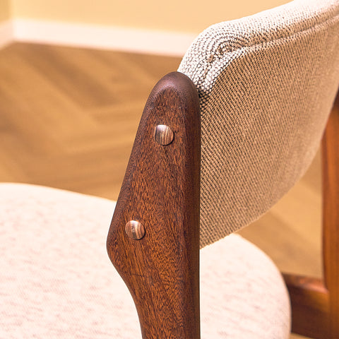 Erik Buch Model 49 Walnut Dining Chair for O.D. Møbler, close-up of the backrest pins in walnut