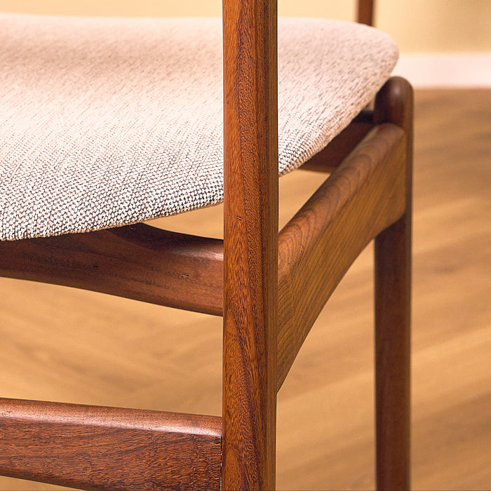 Erik Buch Model 49 Walnut Dining Chair for O.D. Møbler, close-up of the seat and rear leg
