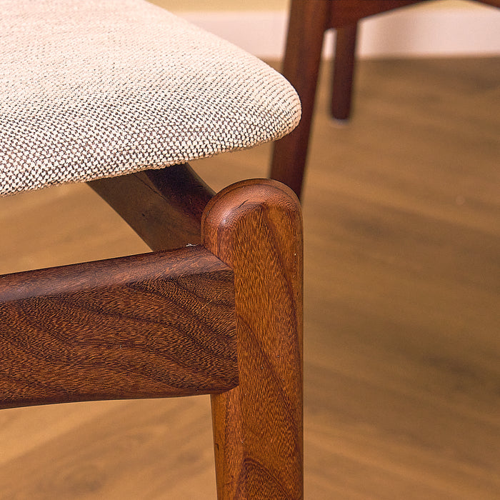 Erik Buch Model 49 Walnut Dining Chair for O.D. Møbler, close-up of the front seat corner
