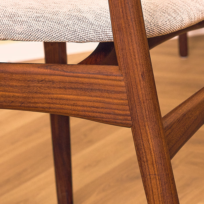 Erik Buch Model 49 Walnut Dining Chair for O.D. Møbler, close-up of the side rail joint in walnut