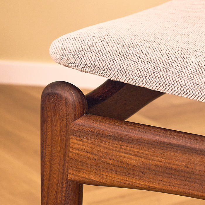 Erik Buch Model 49 Walnut Dining Chair for O.D. Møbler, close-up of the seat and front leg