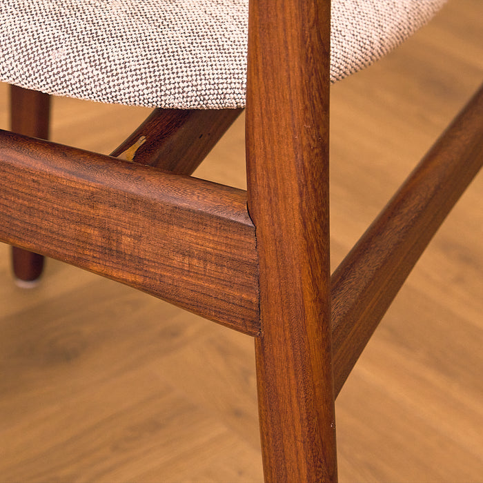 Erik Buch Model 49 Walnut Dining Chair for O.D. Møbler, close-up of the stretcher joint in walnut