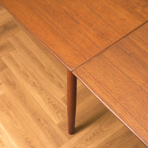 Danish Dark Teak Draw-Leaf Dining Table, close-up of the top grain in teak