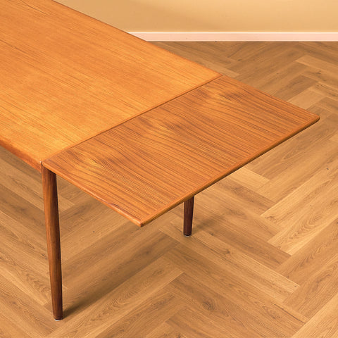 Danish Teak and Walnut Extendable Dining Table, close-up of the leaf joint in teak
