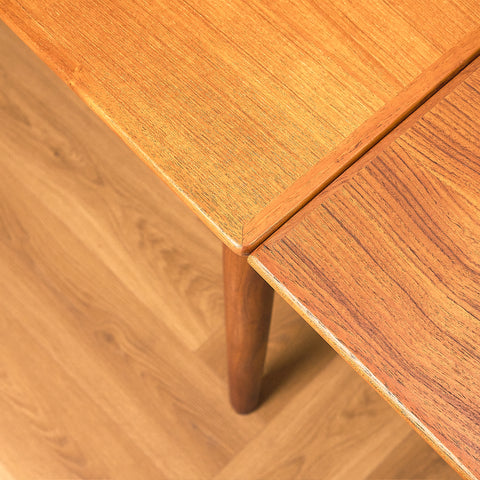 Danish Teak and Walnut Extendable Dining Table, close-up of the corner and leg in teak and walnut