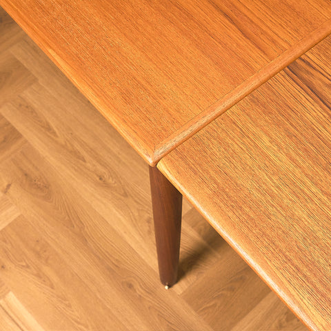 Mid-Century Danish Teak and Walnut Dining Table, close-up of the corner and leg in walnut