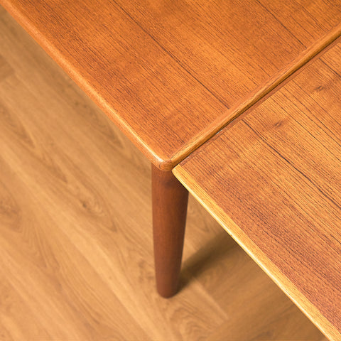 Danish Teak Dining Table with Pull-Out Leaves, close-up of the corner and leg in teak