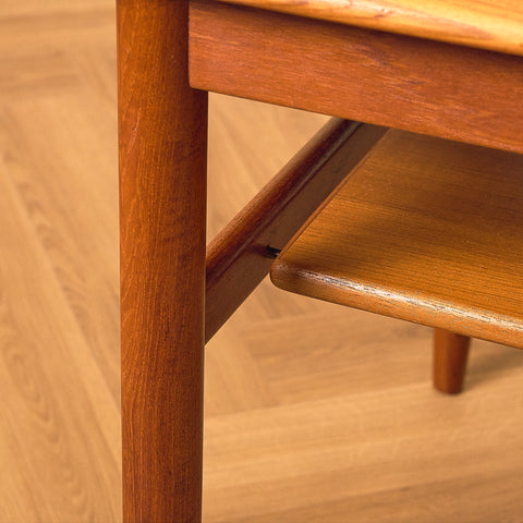 Danish Teak Coffee Table with Lower Shelf, close-up of the shelf joint in teak