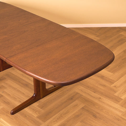 Danish dining table in mahogany by Skovby