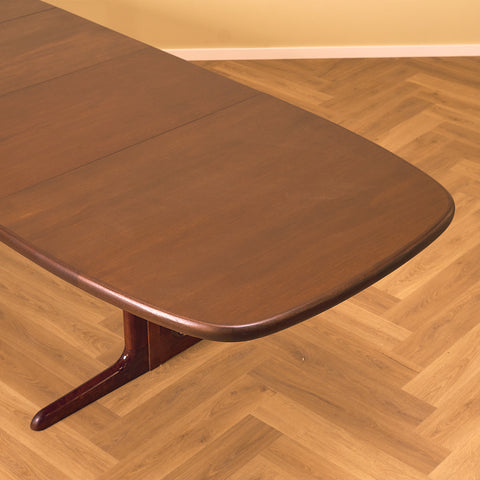 Danish oval dining table in mahogany by Skovby Møbelfabrik