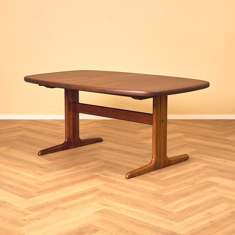 Danish oval dining table in mahogany by Skovby Møbelfabrik