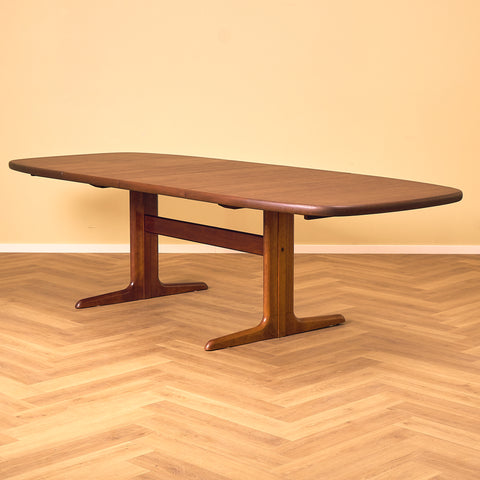 Danish oval dining table in mahogany by Skovby Møbelfabrik