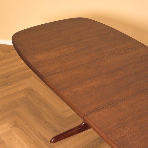 Danish oval dining table in mahogany by Skovby Møbelfabrik