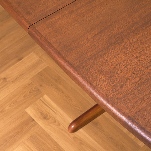 Danish oval dining table in mahogany by Skovby Møbelfabrik