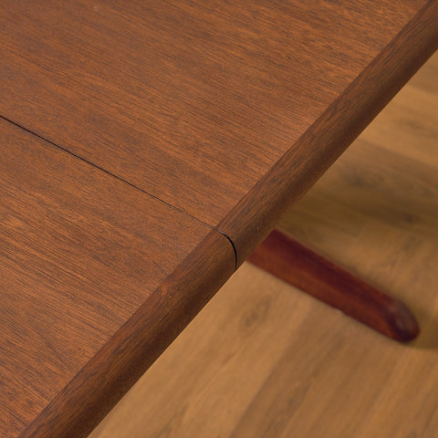 Danish oval dining table in mahogany by Skovby Møbelfabrik