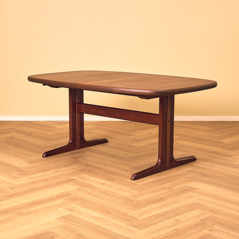Danish oval dining table in mahogany by Skovby Møbelfabrik