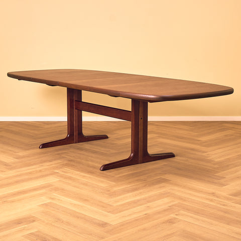Danish oval dining table in mahogany by Skovby Møbelfabrik