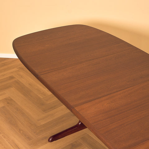 Danish oval dining table in mahogany by Skovby Møbelfabrik