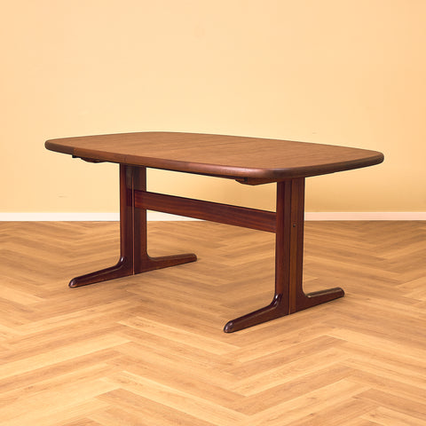 Danish oval dining table in mahogany by Skovby Møbelfabrik