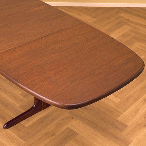 Danish oval dining table in mahogany by Skovby Møbelfabrik