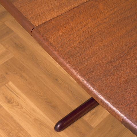 Danish oval dining table in mahogany by Skovby Møbelfabrik