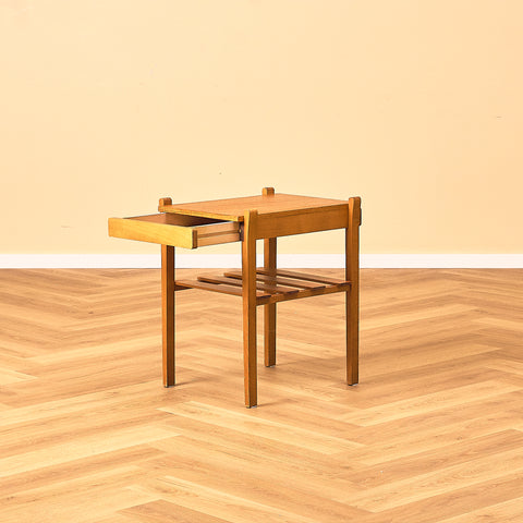 Svenskt sängbord i teak och bok