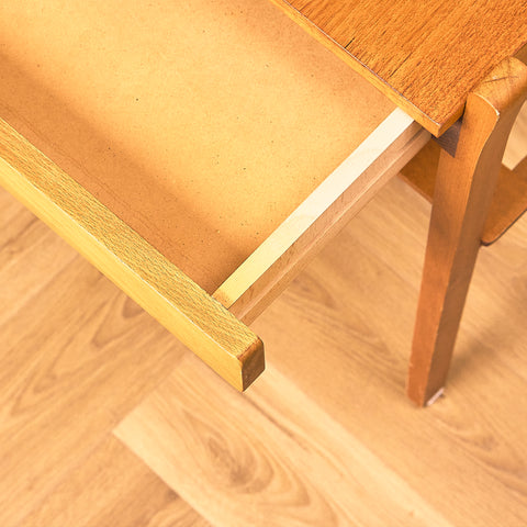 Svenskt sängbord i teak och bok