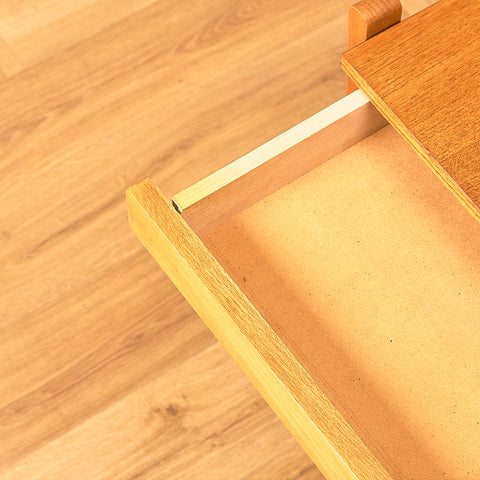 Svenskt sängbord i teak och bok