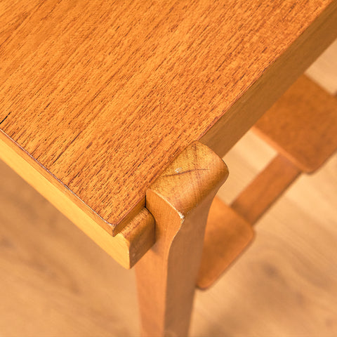Svenskt sängbord i teak och bok