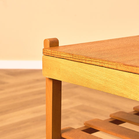 Svenskt sängbord i teak och bok