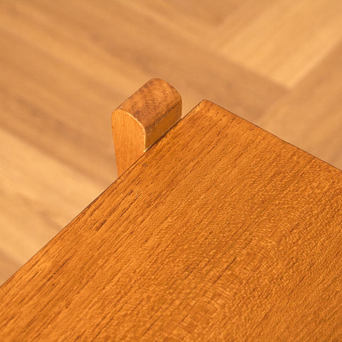 Svenskt sängbord i teak och bok