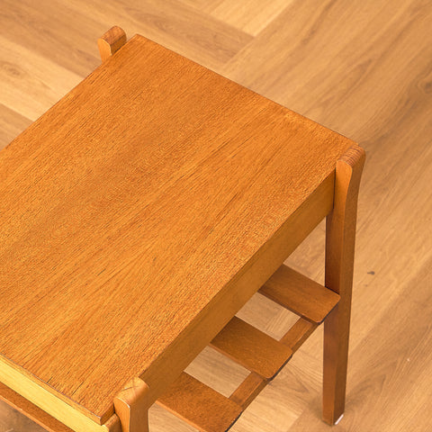 Svenskt sängbord i teak och bok