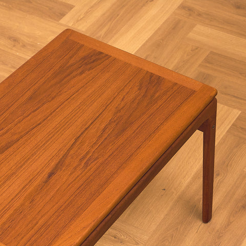 Danskt sidobord i teak av Niels Bach