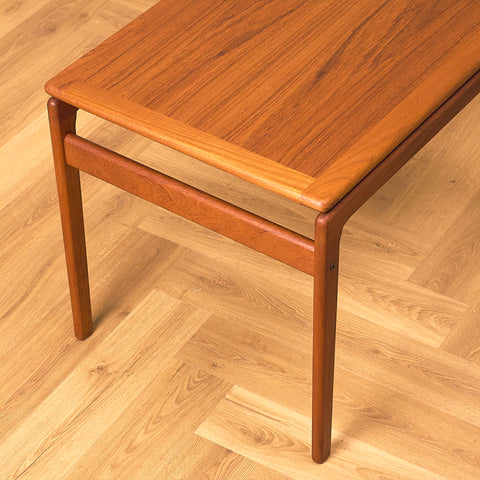 Danskt sidobord i teak av Niels Bach