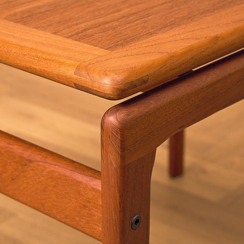 Danskt sidobord i teak av Niels Bach
