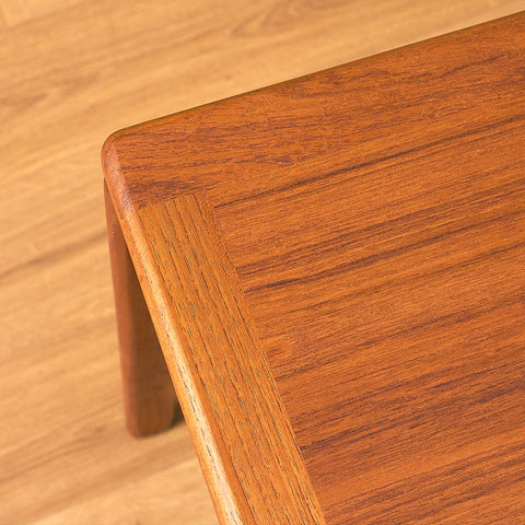 Danskt sidobord i teak av Niels Bach