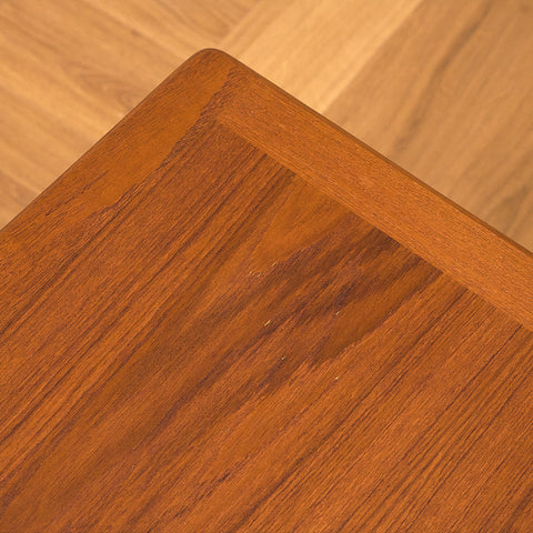 Danskt sidobord i teak av Niels Bach