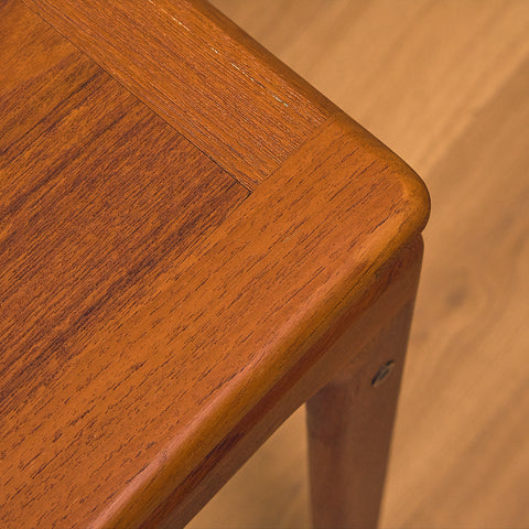 Danskt sidobord i teak av Niels Bach