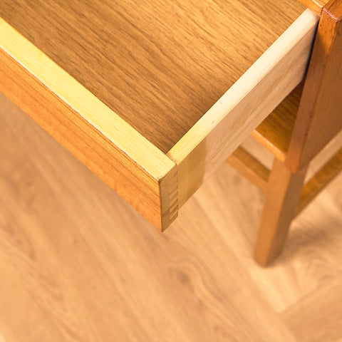 Svenskt sängbord i teak och ek