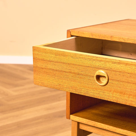 Svenskt sängbord i teak och ek