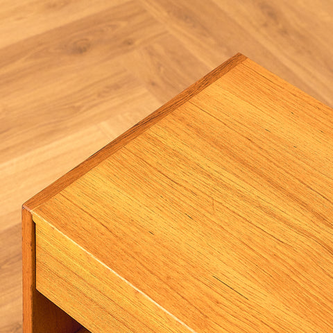 Svenskt sängbord i teak och ek
