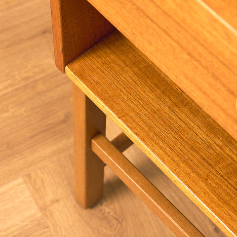 Svenskt sängbord i teak och ek