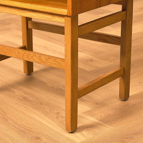 Svenskt sängbord i teak och ek
