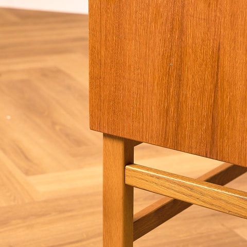 Svenskt sängbord i teak och ek