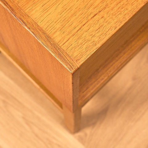 Svenskt sängbord i teak och ek