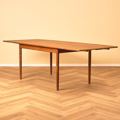 Danish dining table in teak