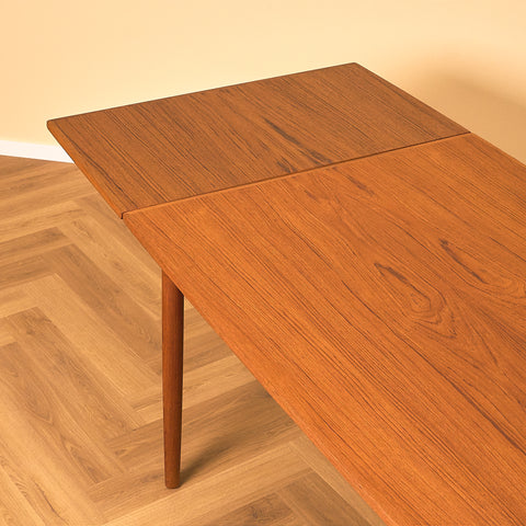 Danish dining table in teak