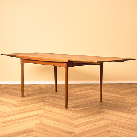 Danish dining table in teak by Skovby