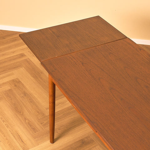 Danish dining table in teak